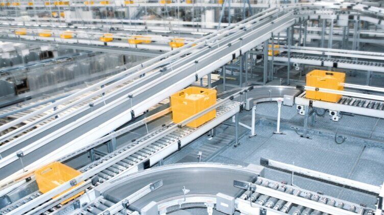 Efficient material flows in automated conveyors