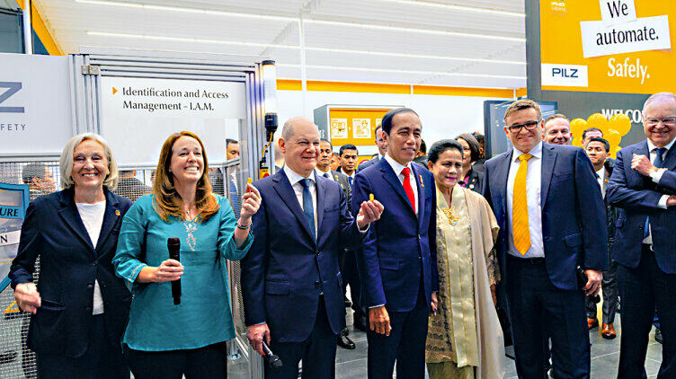 Industrial Security for the protection of industry: At Hannover Messe, German Chancellor Olaf Scholz and Indonesian President Joko Widodo learned from Pilz how machines can be protected from manipulation and unauthorised access. (Photo © Pilz GmbH & Co. KG)