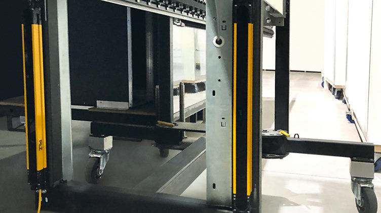 3类光幕PSENopt II检测进出危险区的通道，并确保摄像机滑块不移动，以防有人故意或无意地进入危险区。