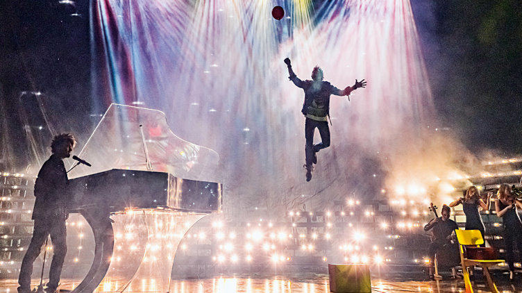 为了给Ehrlich Brothers创造完美幻象，不仅需要两位艺术家的专业精神，还需要复杂的舞台和活动技术。安全同样扮演着重要的角色