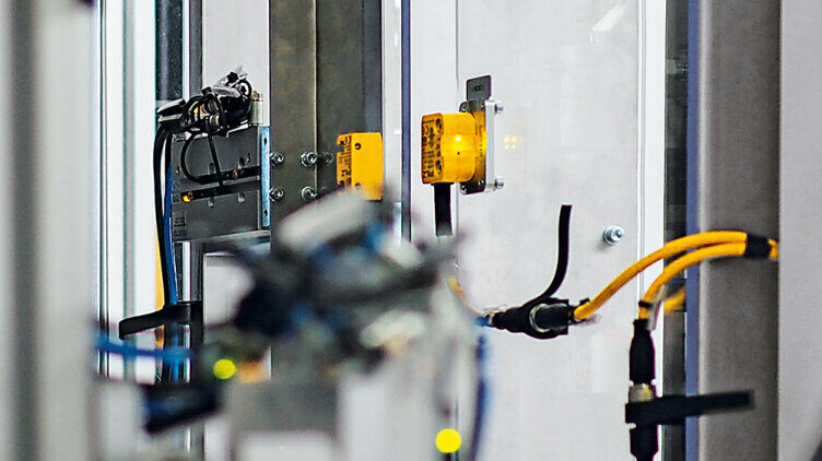 The assembly cell from Hahn Automation produces shock absorbers at 20 second intervals as part of a three-shift operation. In combination with the coded, non-contact safety switch PSENcode from Pilz – which is used for position detection – a pair of light curtains makes the two intervention areas safe. 