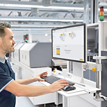 通过直观的在线工具myPNOZ Creator，用户可以组装“自己的”个性化安全继电器myPNOZ。（图片：Pilz GmbH & Co. KG/ © iStock.com/industryview